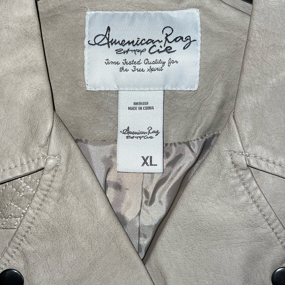 American Rag Women's cream jacket size XL, not made of leather, 100% Polyester